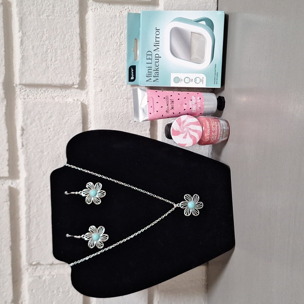 BUYERS GIVAWAY! 🎁 Flower Necklace & Earrings, Polish, Cream & Mini LED Mirror!